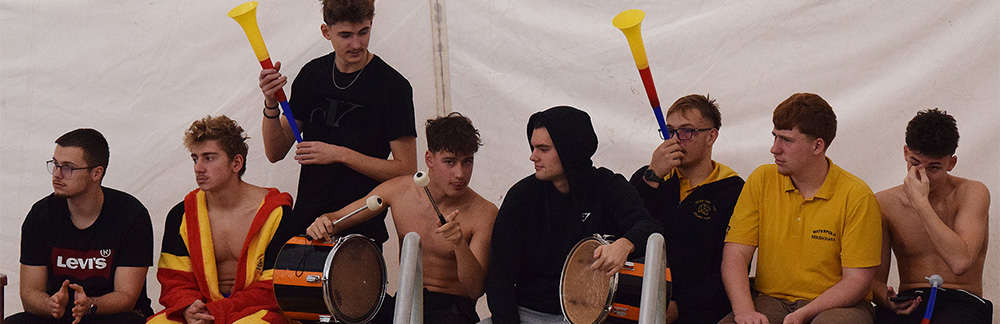 Ha nem a vízben küzdenek, akkor drukkolnak